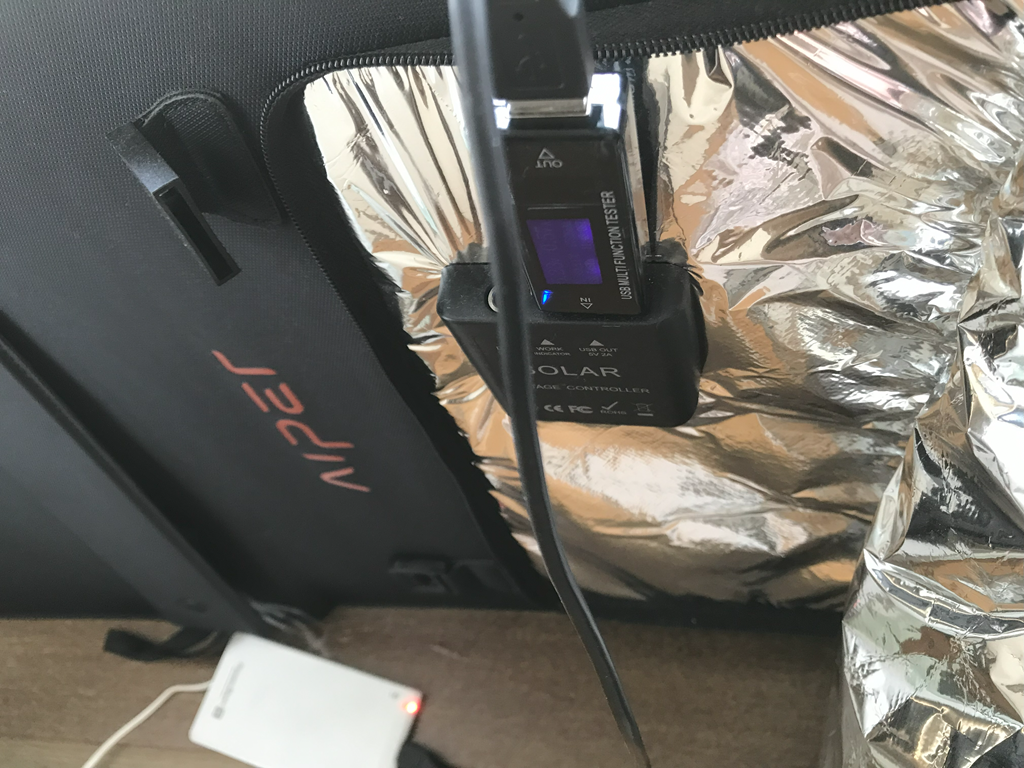 ソーラーパネルからモバイルバッテリーへの充電した写真