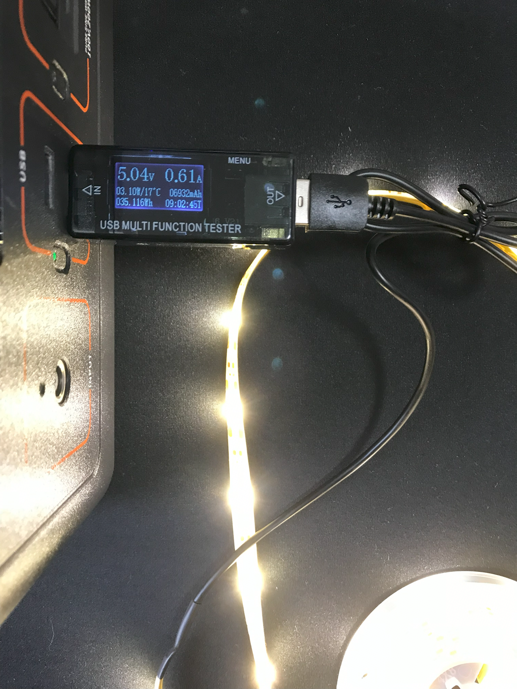 Jackeryポータブル電源のUSB-A端子メス：5V/2.4AにLEDテープライトを接続して計測した結果