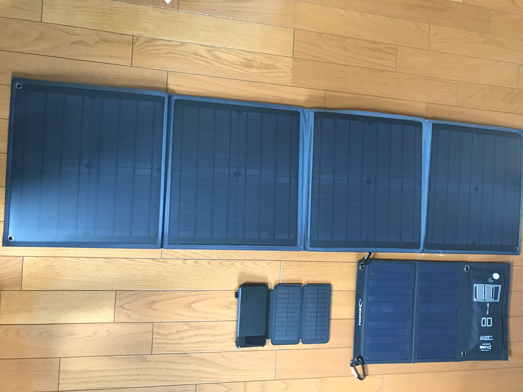 AIPER製ソーラーチャージャーとHIDISC製ソーラーパネルの大きさ比較